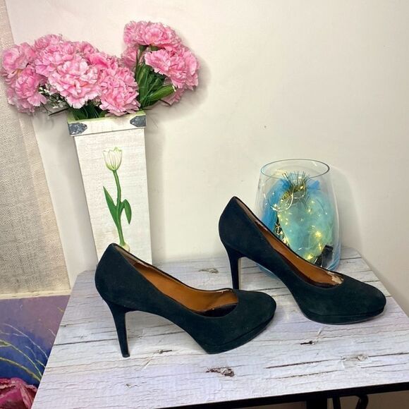 🌷  Banana Republic🌷 Black Suede Pumps - Picture 3 of 13